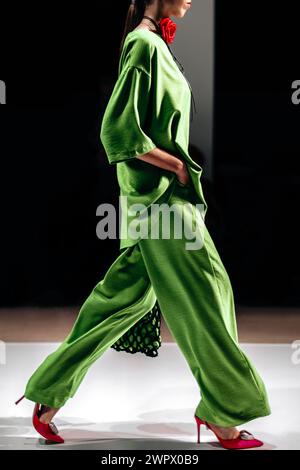 Détails d'un costume élégant vert vif et talons rouges. Mode décontracté élégant pour femmes Banque D'Images