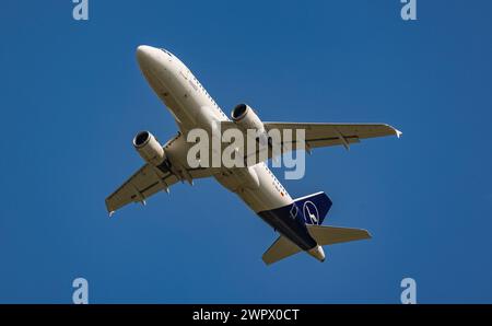 Ein Airbus A319-114 von Lufthansa startet vom Flughafen Zürich. Enregistrement d-AILK. (Zürich, Schweiz, 27.06.2022) Banque D'Images