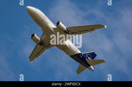 Ein Airbus A319-114 von Lufthansa startet vom Flughafen Zürich. Enregistrement d-AILK. (Zürich, Schweiz, 27.06.2022) Banque D'Images