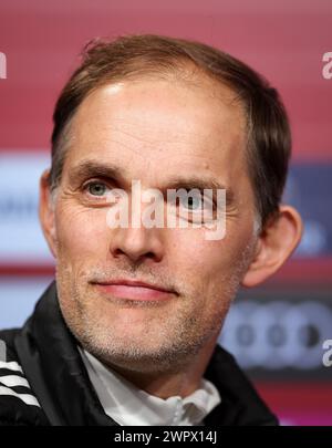 MUNICH, ALLEMAGNE - 09 MARS : Thomas Tuchel, entraîneur-chef du Bayern Munich, parle aux médias lors de la conférence de presse d'après-match après le match de Bundesliga entre le FC Bayern München et le 1. FSV Mainz 05 à Allianz Arena le 09 mars 2024 à Munich, Allemagne. © diebilderwelt / Alamy Live News Banque D'Images