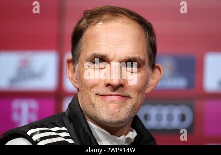 MUNICH, ALLEMAGNE - 09 MARS : Thomas Tuchel, entraîneur-chef du Bayern Munich, parle aux médias lors de la conférence de presse d'après-match après le match de Bundesliga entre le FC Bayern München et le 1. FSV Mainz 05 à Allianz Arena le 09 mars 2024 à Munich, Allemagne. © diebilderwelt / Alamy Live News Banque D'Images