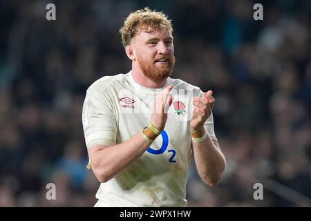 Ollie Chessum de l'Angleterre salue les fans après le match Guinness 6 Nations 2024 Angleterre vs Irlande au Twickenham Stadium, Twickenham, Royaume-Uni, le 9 mars 2024 (photo par Steve Flynn/News images) Banque D'Images