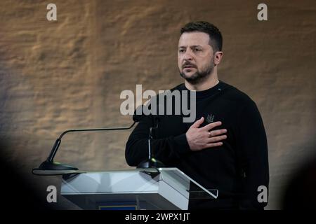 Kiev, Ukraine. 09 mars 2024. Le président ukrainien Volodymyr Zelenskyy représente l'hymne national lors de la cérémonie de remise du Prix national Taras Shevchenko 2024, le 9 mars 2024 à Kiev, en Ukraine. Le prix récompense des artistes, des poètes, des journalistes, des compositeurs et des personnalités du théâtre pour leur contribution exceptionnelle au développement de la culture ukrainienne. Crédit : Présidence ukrainienne/Bureau de presse présidentiel ukrainien/Alamy Live News Banque D'Images