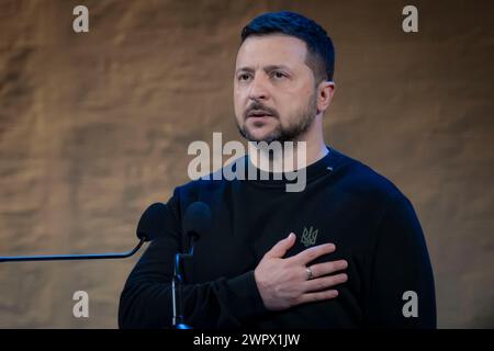 Kiev, Ukraine. 09 mars 2024. Le président ukrainien Volodymyr Zelenskyy représente l'hymne national lors de la cérémonie de remise du Prix national Taras Shevchenko 2024, le 9 mars 2024 à Kiev, en Ukraine. Le prix récompense des artistes, des poètes, des journalistes, des compositeurs et des personnalités du théâtre pour leur contribution exceptionnelle au développement de la culture ukrainienne. Crédit : Présidence ukrainienne/Bureau de presse présidentiel ukrainien/Alamy Live News Banque D'Images