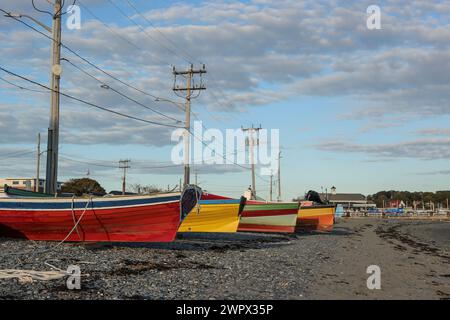 De petits bateaux reposent sur le rivage à Hull, Massachusetts. La pêche est un mode de vie ici. Hull est situé sur la rive sud de Boston. C'est Boston Harbor, . Banque D'Images