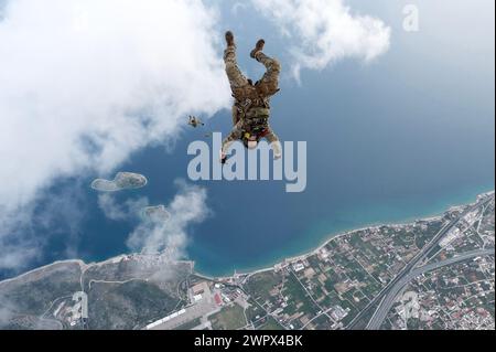 Grèce. 5 mars 2024. Les Bérets verts de l'armée américaine sautent d'un MC-130J Commando II de l'US Air Force, exploité par le 67th Special Operations Squadron, pour une chute libre militaire conjointe avec les forces d'opérations spéciales grecques lors de l'exercice Trojan Footprint 24, au-dessus de la Grèce, le 5 mars 2024. L’exercice Trojan Footprint est une démonstration de la capacité des Alliés et des pays partenaires à opérer ensemble de manière transparente pour maintenir la liberté et la sécurité mondiales. (Photo de Tech. Sgt. Westin Warburton) (crédit image : © U.S. Air Force/ZUMA Press Wire) USAGE ÉDITORIAL SEULEMENT! Non destiné à UN USAGE commercial ! Banque D'Images