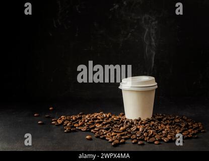Recyclez la tasse à café en papier, la tasse à emporter pour les boissons. concept de café. café en tasse sur la table, café chaud et frais du matin. Café torréfié brun. co Banque D'Images