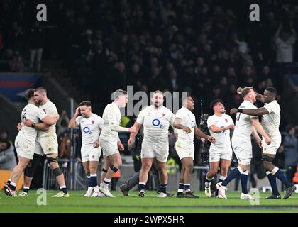 9 mars 2024 ; Twickenham Stadium, Londres, Angleterre : six Nations International Rugby Angleterre contre l'Irlande ; L'Angleterre célèbre après que Marcus Smith a donné un coup de pied de but pour gagner le match 23-22 à la 80e minute Banque D'Images