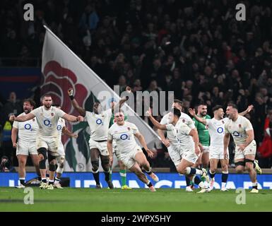 9 mars 2024 ; Twickenham Stadium, Londres, Angleterre : six Nations International Rugby Angleterre contre l'Irlande ; L'Angleterre célèbre après que Marcus Smith a donné un coup de pied de but pour gagner le match 23-22 à la 80e minute Banque D'Images