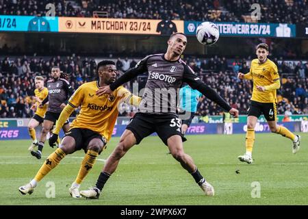 Wolverhampton, Royaume-Uni. 09 mars 2024. Wolverhampton, Angleterre, 9 mars 2024 : Antonee Robisnon (33 Fulham) remet le ballon au match de premier League entre Wolverhampton Wanderers et Fulham au stade Molineux de Wolverhampton, Angleterre (Natalie Mincher/SPP) crédit : SPP Sport Press photo. /Alamy Live News Banque D'Images