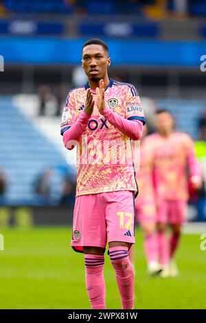 John Smith's Stadium, Huddersfield, Angleterre - 2 mars 2024 Jaidon Anthony (12) de Leeds United applaudit les fans de Leeds United - après le match Huddersfield Town v Leeds United, Sky Bet Championship, 2023/24, John Smith's Stadium, Huddersfield, Angleterre - 2 mars 2024 crédit : Mathew Marsden/WhiteRosePhotos/Alamy Live News Banque D'Images