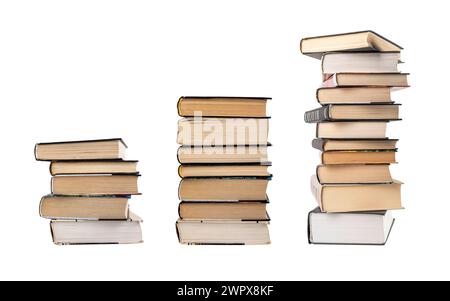Trois piles de livres, empilées les unes sur les autres. Tas de littérature ancienne, tours, escaliers verticaux, isolés sur blanc Banque D'Images