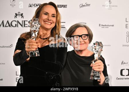 Prague, République tchèque. 09 mars 2024. La cérémonie annuelle des Prix du film Lion tchèque de l'Académie tchèque du cinéma et de la télévision (CFTA) s'est tenue à Prague, en République tchèque, le 9 mars 2024. La réalisatrice polonaise Agnieszka Holland (à droite) et la productrice tchèque Sarka Cimbalova (à gauche) ont reçu le prix de l'acte extraordinaire de l'année pour le film Green Border (Zielona granica). Crédit : Michaela Rihova/CTK photo/Alamy Live News Banque D'Images