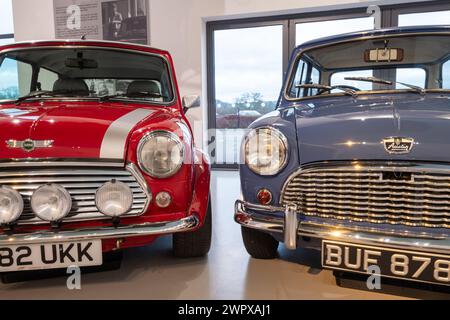 Sparkford.Somerset.United Kingdom.7 janvier 2024.Un Classic Mini Cooper Sport de 2000 et un Austin Super Mini Deluxe Saloon de 1965 sont exposés Banque D'Images