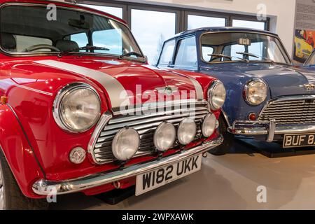 Sparkford.Somerset.United Kingdom.7 janvier 2024.Un Classic Mini Cooper Sport de 2000 et un Austin Super Mini Deluxe Saloon de 1965 sont exposés Banque D'Images
