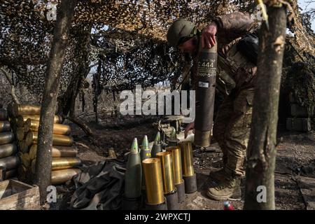 Donbass, Ukraine. 09 mars 2024. Une unité d'obusiers L119 de la 80e Brigade d'assaut aérien ukrainienne opère dans un endroit inconnu près de Bakhmut. Dans l'est de l'Ukraine, les forces armées du pays ont lutté pour regagner le terrain perdu par les forces russes l'année dernière, d'autant plus que les munitions sont faibles. Crédit : SOPA images Limited/Alamy Live News Banque D'Images