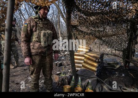 Donbass, Ukraine. 09 mars 2024. Une unité d'obusiers L119 de la 80e Brigade d'assaut aérien ukrainienne opère dans un endroit inconnu près de Bakhmut. Dans l'est de l'Ukraine, les forces armées du pays ont lutté pour regagner le terrain perdu par les forces russes l'année dernière, d'autant plus que les munitions sont faibles. Crédit : SOPA images Limited/Alamy Live News Banque D'Images