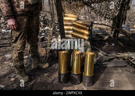 Donbass, Ukraine. 09 mars 2024. Une unité d'obusiers L119 de la 80e Brigade d'assaut aérien ukrainienne opère dans un endroit inconnu près de Bakhmut. Dans l'est de l'Ukraine, les forces armées du pays ont lutté pour regagner le terrain perdu par les forces russes l'année dernière, d'autant plus que les munitions sont faibles. Crédit : SOPA images Limited/Alamy Live News Banque D'Images