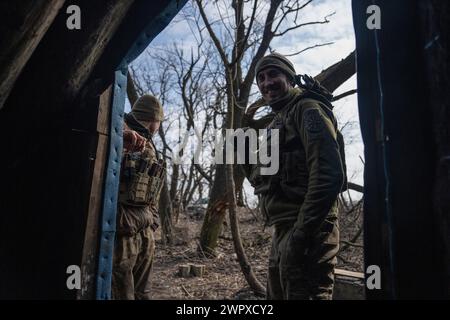 Donbass, Ukraine. 09 mars 2024. Les soldats d'une unité d'obusiers L119 de la 80e brigade d'assaut aérien ukrainienne se tiennent devant un blíndage dans un endroit inconnu près de Bakhmut. Dans l'est de l'Ukraine, les forces armées du pays ont lutté pour regagner le terrain perdu par les forces russes l'année dernière, d'autant plus que les munitions sont faibles. Crédit : SOPA images Limited/Alamy Live News Banque D'Images