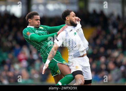 Morgan Williams de Yeovil Town et Reece Grant de Welling United pendant le match de la Ligue nationale Sud au stade Huish Park, Yeovil photo de Mar Banque D'Images