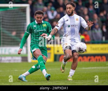 Morgan Williams de Yeovil Town et Reece Grant de Welling United pendant le match de la Ligue nationale Sud au stade Huish Park, Yeovil photo de Mar Banque D'Images