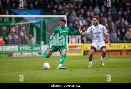 Morgan Williams de Yeovil Town et Reece Grant de Welling United pendant le match de la Ligue nationale Sud au stade Huish Park, Yeovil photo de Mar Banque D'Images