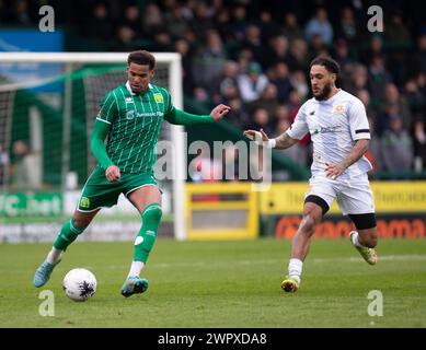 Morgan Williams de Yeovil Town et Reece Grant de Welling United pendant le match de la Ligue nationale Sud au stade Huish Park, Yeovil photo de Mar Banque D'Images