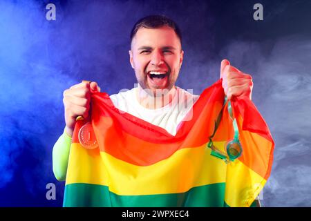 Nageur masculin avec médaille de la première place et drapeau LGBT sur fond sombre Banque D'Images