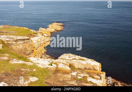 Vue sur la mer à Gearsan, près du Gloup, sur la côte est des Orcades continentales, Écosse Royaume-Uni montrant une mer bleu profond et des falaises, mer du Nord Banque D'Images