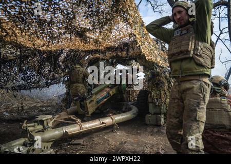 Donbass, Ukraine. 09 mars 2024. Une unité d'obusiers L119 de la 80e Brigade d'assaut aérien ukrainienne opère dans un endroit inconnu près de Bakhmut. Dans l'est de l'Ukraine, les forces armées du pays ont lutté pour regagner le terrain perdu par les forces russes l'année dernière, d'autant plus que les munitions sont faibles. (Photo de Laurel Chor/SOPA images/SIPA USA) crédit : SIPA USA/Alamy Live News Banque D'Images