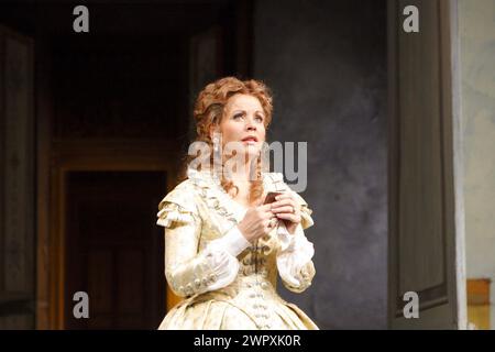 Renee Fleming (Violetta Valery) dans LA TRAVIATA au Royal Opera, Covent Garden Londres WC2 18/06/2009 musique : Giuseppe Verdi livret : Francesco Maria Piave d'après 'la Dame aux camelias' d'Alexandre Dumas fils chef d'orchestre : Antonio Pappano design : Bob Crowley éclairage : Jean Kalman chorégraphe : Jane Gibson réalisateur: Richard Eyre Aigul Akhmetshina (Carmen) dans LA TRAGÉDIE DE CARMEN de Bizet adapté par Peter Brook présenté par le Royal Opera House jette Parker Young Artists Programme au Wilton's Music Hall, Londres E1 ouverture vendredi 03/11/2017 musique de Bizet adapté par Marius Consta Banque D'Images