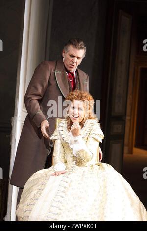 Thomas Hampson (Giorgio Germont), Renee Fleming (Violetta Valery) dans LA TRAVIATA au Royal Opera, Covent Garden Londres WC2 18/06/2009 musique : Giuseppe Verdi livret : Francesco Maria Piave d'après 'la Dame aux camélias' d'Alexandre Dumas fils chef d'orchestre : Antonio Pappano design : Bob Crowley éclairage : Jean Kalman chorégraphe : Jane Gibson réalisateur: Richard Eyre Banque D'Images