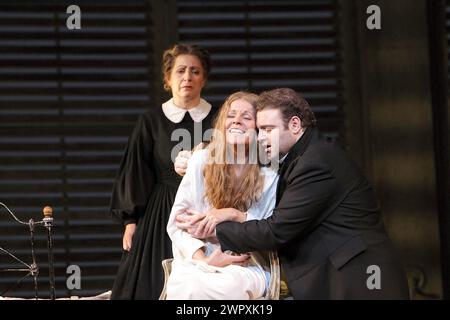 de gauche à droite : Sarah Pring (Annina), Renee Fleming (Violetta Valery), Joseph Calleja (Alfredo Germont) dans LA TRAVIATA au Royal Opera, Covent Garden Londres WC2 18/06/2009 musique : Giuseppe Verdi livret : Francesco Maria Piave After â€˜la Dame aux cameliasâ€™ by Alexandre Dumas fils chef d'orchestre : Antonio Pappano design : Bob Crowley éclairage: Jean Kalman chorégraphe : Jane Gibson réalisateur : Richard Eyre Banque D'Images