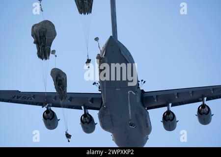 Des parachutistes féminines de l’armée américaine avec l’équipe de combat de la 2e brigade d’infanterie, 11e division aéroportée « Arctic Angels » sautent d’un C-17 Globemaster III Banque D'Images