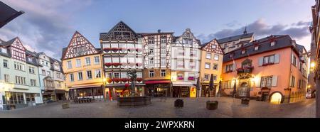 Panorama de la place du marché à Cochem à l'aube, belle ville sur la rivière Moselle romantique, Allemagne Banque D'Images