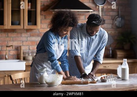 Couple africain cuisinant ensemble dans une cuisine moderne confortable Banque D'Images