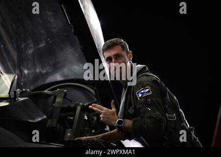 Le Major Scott « Phantom » Mayo, pilote du 55e Escadron de chasse, pose pour une photo et expose l'escadron des « tireurs » Banque D'Images