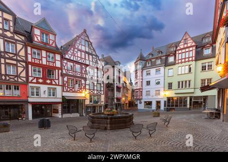 Place du marché à Cochem à l'aube, belle ville sur la rivière Moselle romantique, Allemagne Banque D'Images