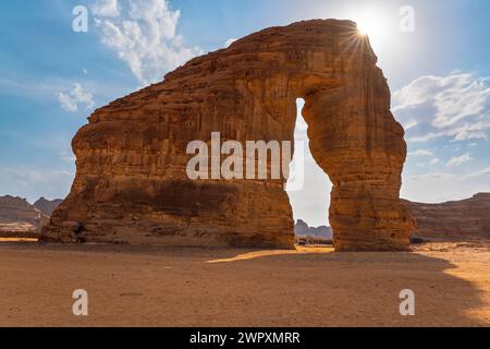 Jabal AlFil - Elephant Rock dans le paysage désertique d'Al Ula, le soleil brillant crée des rayons de soleil derrière Banque D'Images