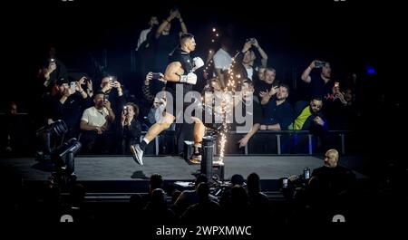 ARNHEM - Kickboxer Rico Verhoeven en action contre Levi Rigters dans la finale du Grand Prix poids lourds GLOIRE dans l'Arnhem Gelredome. ANP ROBIN UTRECHT Banque D'Images