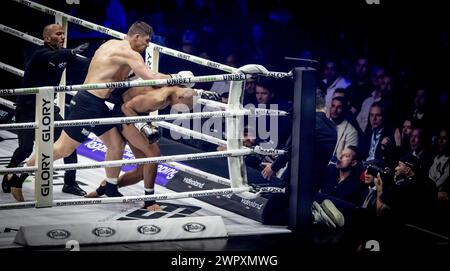 ARNHEM - Kickboxer Rico Verhoeven en action contre Levi Rigters dans la finale du Grand Prix poids lourds GLOIRE dans l'Arnhem Gelredome. ANP ROBIN UTRECHT Banque D'Images