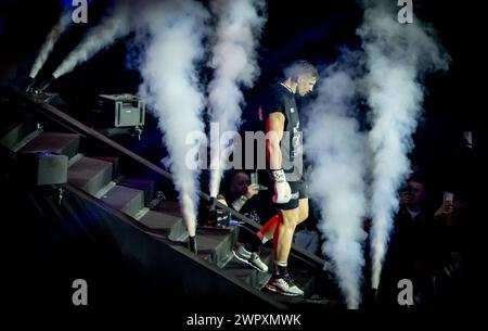 ARNHEM - Kickboxer Rico Verhoeven en action contre Levi Rigters dans la finale du Grand Prix poids lourds GLOIRE dans l'Arnhem Gelredome. ANP ROBIN UTRECHT Banque D'Images