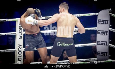 ARNHEM - Kickboxer Rico Verhoeven en action contre Levi Rigters dans la finale du Grand Prix poids lourds GLOIRE dans l'Arnhem Gelredome. ANP ROBIN UTRECHT Banque D'Images