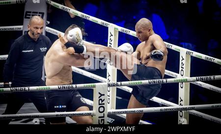 ARNHEM - Kickboxer Rico Verhoeven en action contre Levi Rigters dans la finale du Grand Prix poids lourds GLOIRE dans l'Arnhem Gelredome. ANP ROBIN UTRECHT Banque D'Images