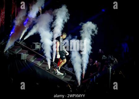 ARNHEM - Kickboxer Rico Verhoeven en action contre Levi Rigters dans la finale du Grand Prix poids lourds GLOIRE dans l'Arnhem Gelredome. ANP ROBIN UTRECHT Banque D'Images