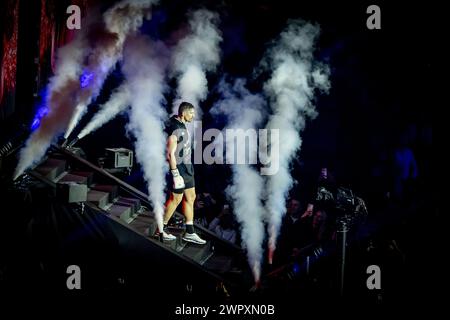 ARNHEM - Kickboxer Rico Verhoeven en action contre Levi Rigters dans la finale du Grand Prix poids lourds GLOIRE dans l'Arnhem Gelredome. ANP ROBIN UTRECHT Banque D'Images