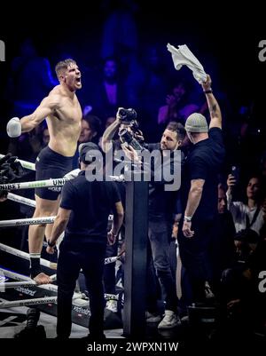 ARNHEM - Kickboxer Rico Verhoeven en action contre Levi Rigters dans la finale du Grand Prix poids lourds GLOIRE dans l'Arnhem Gelredome. ANP ROBIN UTRECHT Banque D'Images