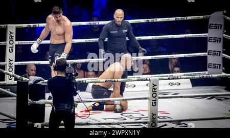 ARNHEM - Kickboxer Rico Verhoeven en action contre Levi Rigters dans la finale du Grand Prix poids lourds GLOIRE dans l'Arnhem Gelredome. ANP ROBIN UTRECHT Banque D'Images