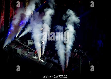 ARNHEM - Kickboxer Rico Verhoeven en action contre Levi Rigters dans la finale du Grand Prix poids lourds GLOIRE dans l'Arnhem Gelredome. ANP ROBIN UTRECHT Banque D'Images