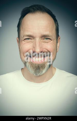 Portrait de l'homme vieillissant essayant des expressions en studio Banque D'Images